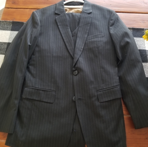 Suit - Picture 1 of 3